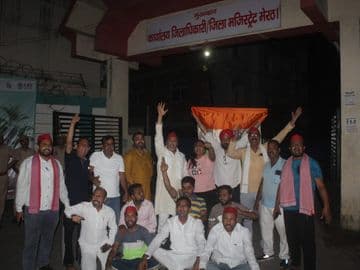 अखिलेश यादव की गिरफ्तारी पर मेरठ में सपा का विरोध, प्रशासन को सौंपा ज्ञापन