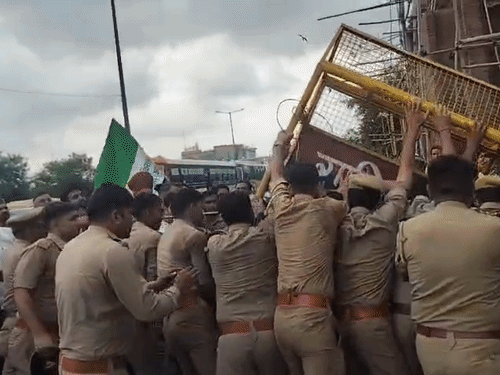 गाजियाबाद के गाजीपुर बॉर्डर पर किसानों और पुलिस में धक्का-मुक्की, जंतर-मंतर जाने से रोकने पर बढ़ा तनाव