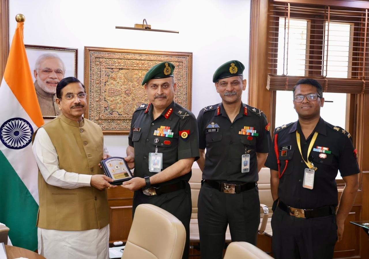 सेना के लिए राशन आपूर्ति प्रणाली मजबूत करने को लेकर केंद्रीय मंत्री प्रल्हाद जोशी ने सैन्य अधिकारियों के साथ की बैठक