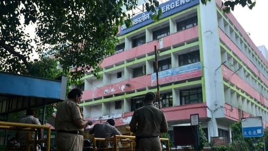 दिल्ली के जीटीबी अस्पताल में मरीज पर गिरा छत का पंखा, इलाज के दौरान मौत