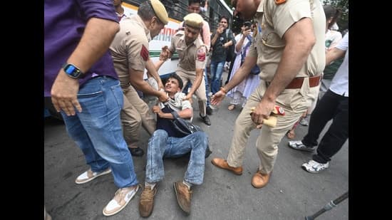 जंतर-मंतर प्रदर्शन: दिल्ली पुलिस ने बल प्रयोग के आरोपों को नकारा, 118 जवानों के घायल होने का दावा