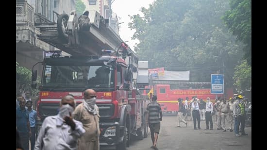 करोल बाग की इमारत में आग: जान बचाने के लिए तीसरी मंजिल से कूदी छात्रा, कूल्हे में फ्रैक्चर