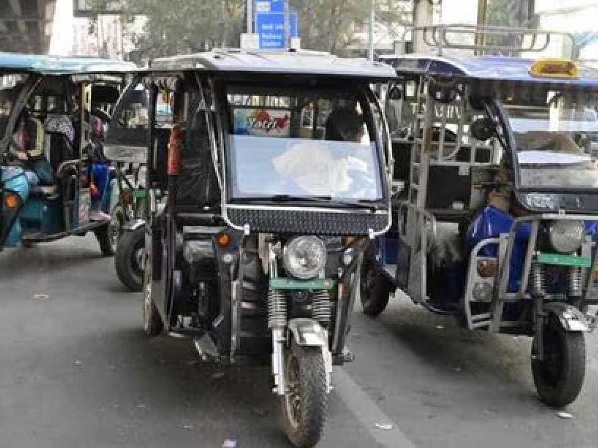 दिल्ली में प्रतिबंध के बावजूद 236 सड़कों पर दौड़ रहे ई-रिक्शा, बढ़ रहा जाम और हादसों का खतरा