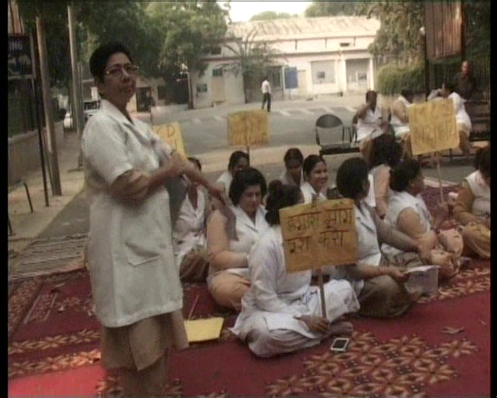 सरकार और mcd के खिलाफ नर्सों ने किया हंगामा