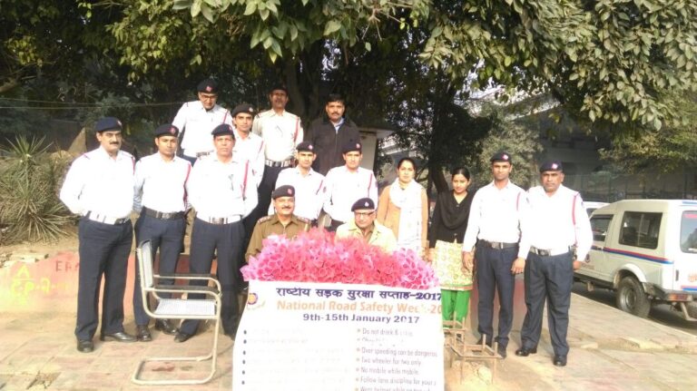 राष्ट्रीय सड़क सुरक्षा सप्ताह के पहले ही दिन दिल्ली ट्रैफिक पुलिस ने दिखाई गांधीगिरी