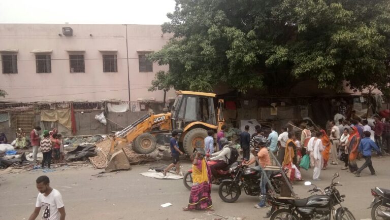 दिल्ली के मशहूर कतरन मार्केट मंगोलपुरी में चला प्रशासन का बुल्डोजर