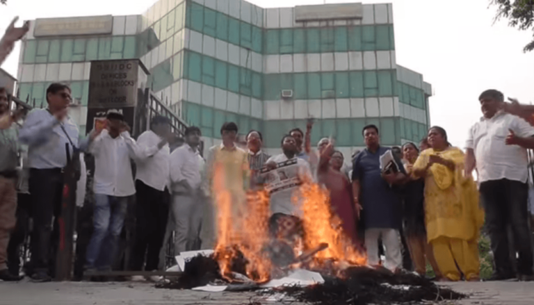 व्हाट्स एप पर अश्लील मैसेज MCD अधिकारी को पड़ा महंगा