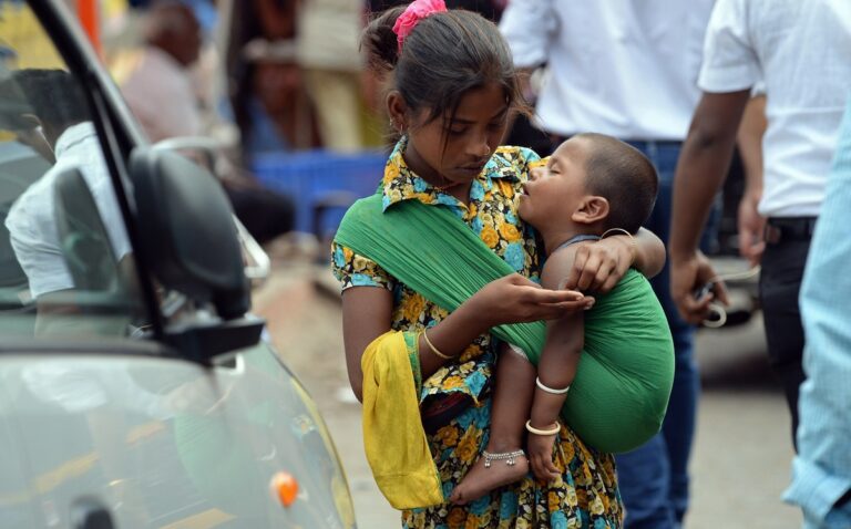 भीख मांगता बचपन, Children’s Begging on Traffic Signals