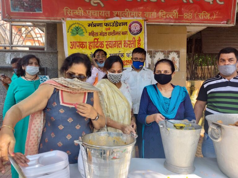 महिला मंडल शालीमार बाग ने भंडारा कर मनाया सेवा सप्ताह