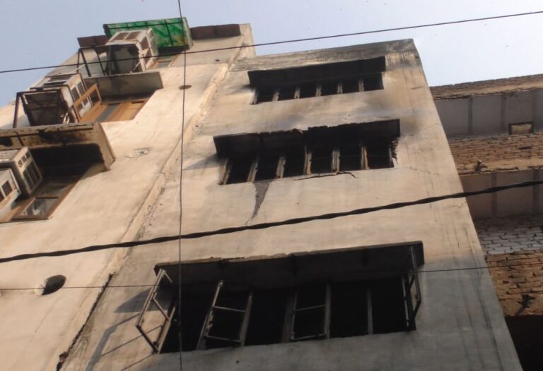 इंद्रलोक इलाके में प्लास्टिक की खिलौना फैक्ट्री में लगी आग