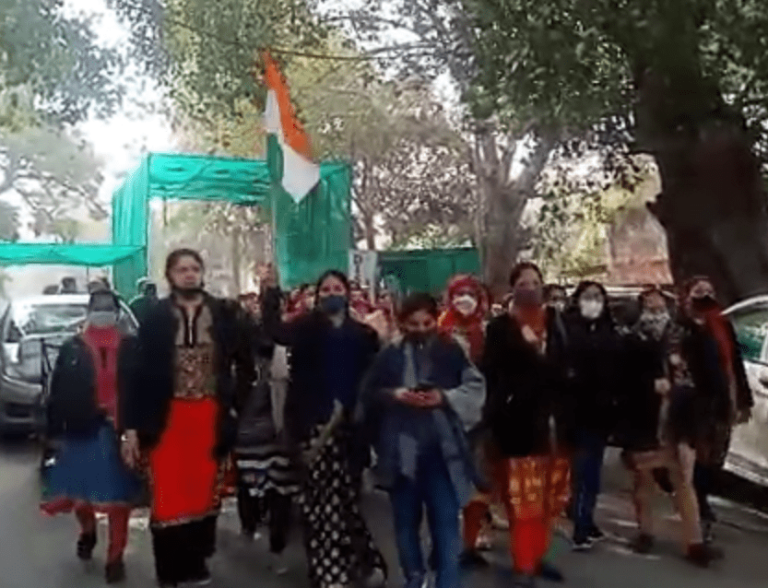 हिन्दू राव अस्पताल में कर्मचारियों ने तिरंगा मार्च निकाल कर किया दर्द बया