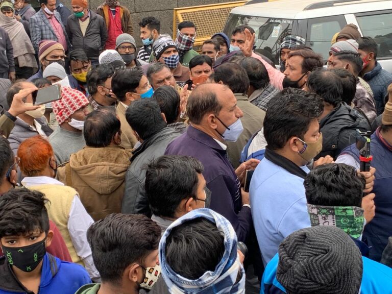 महापौर जयप्रकाश पहुंचे हड़ताली निगम कर्मचारियों से मिलने, कर्मियों ने कहा वेतन नहीं तो काम नहीं