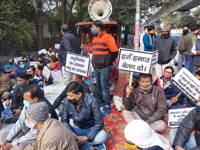 एमसीडी के सभी विभाग के कर्मचारी धरने पर, महापौर का जलाया पुतला