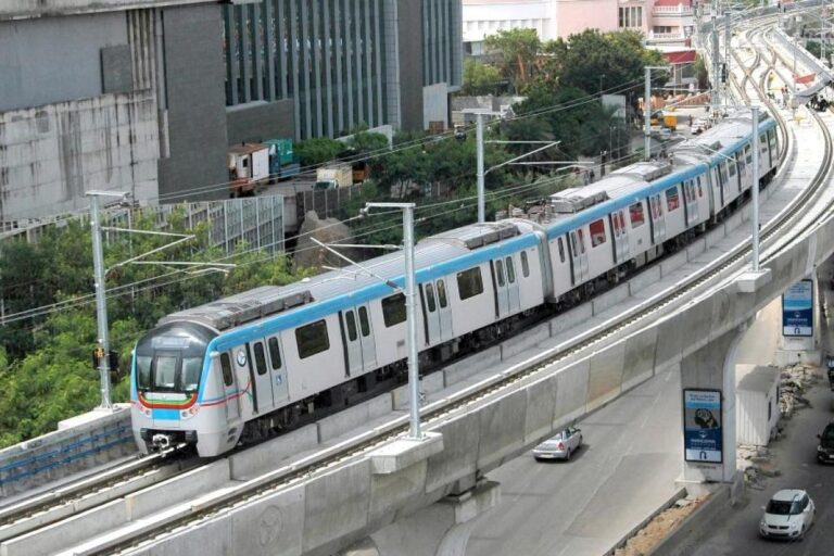 बारिश के पानी से बदहाल दिल्ली के मेट्रो स्टेशन