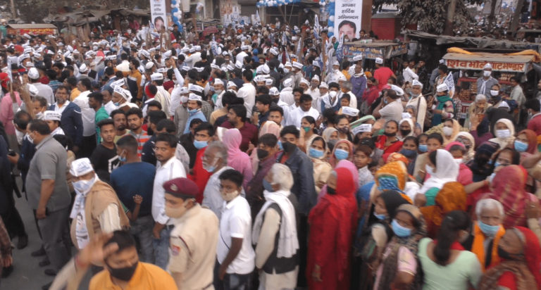 केजरीवाल की पदयात्रा में शामिल लोग कौन थे ?