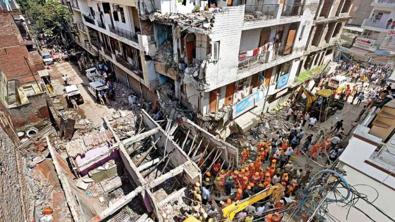 सदर बजार में गिरी इमारत, 5 लोगों की हुई मौत