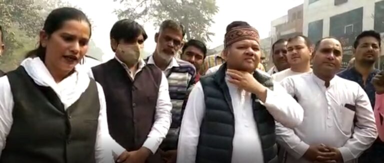 टूटी सड़कें हो किसानों के हवाले- नीरज शर्मा