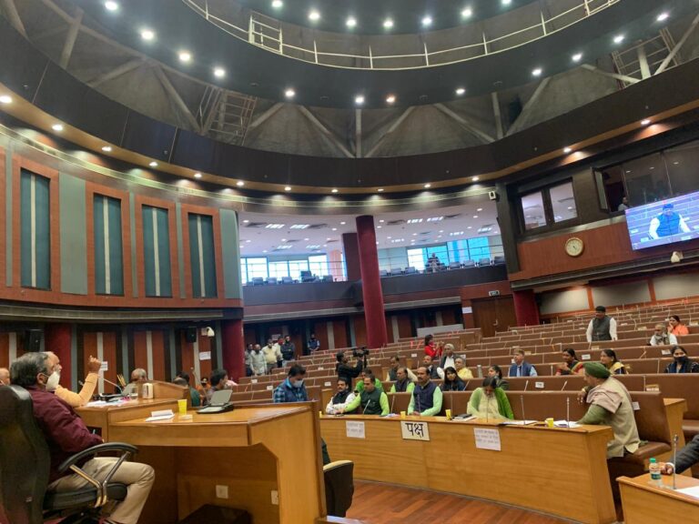 अराजक स्थिति में कांग्रेस ने किया सदन की कार्यवाही का बहिष्कार