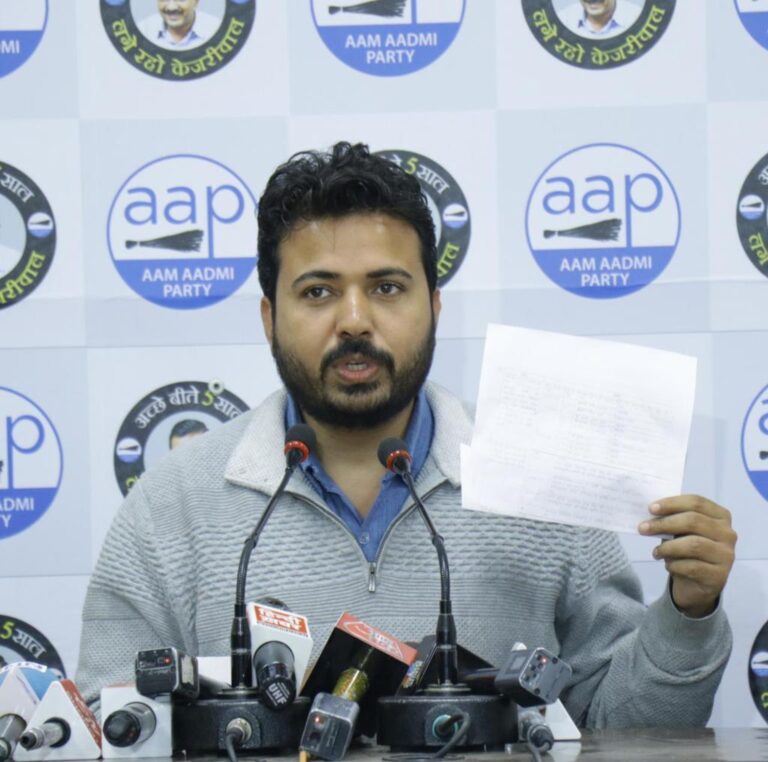 दिल्ली -कर्मचारियों के लिए वेतन नहीं पर एमसीडी के खर्चे पर पतंग उड़ने , देश विदेश की यात्रा कर मौज उड़ाते है बीजेपी नेता : दुर्गेश पाठक 
