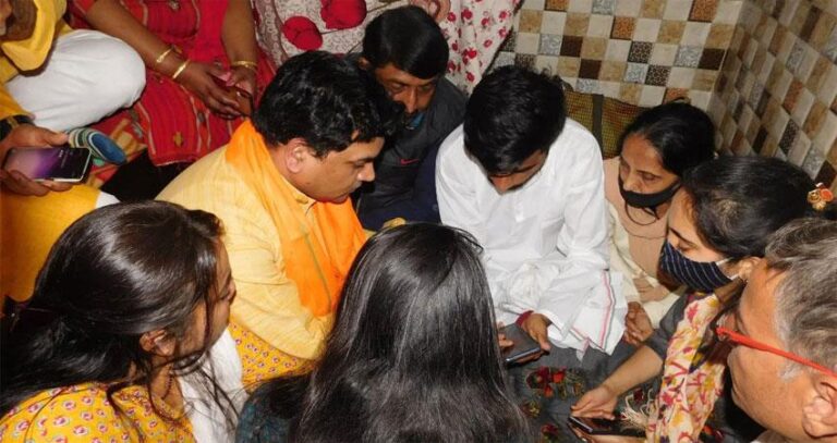 केजरीवाल जब अखलाख के घर जा सकते है तो रामभक्त रिंकू शर्मा के क्यों नहीं –  कपिल मिश्रा