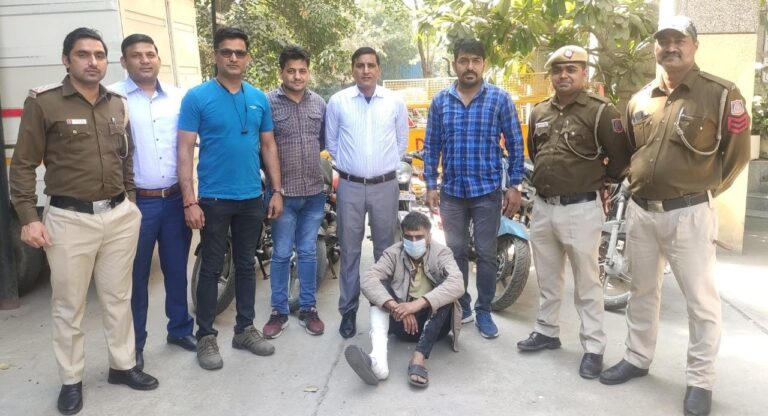 रोहिणी -चोरी की गाड़ियों को काटकर कबाड़ में बेचने वाला गिरफ्तार , चार बाइक बरामद, 27 वारदातों का खुलासा 