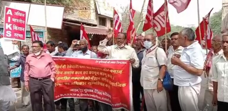 फरीदाबाद में निजीकरण को लेकर सरकारी कर्मचारी हड़ताल पर