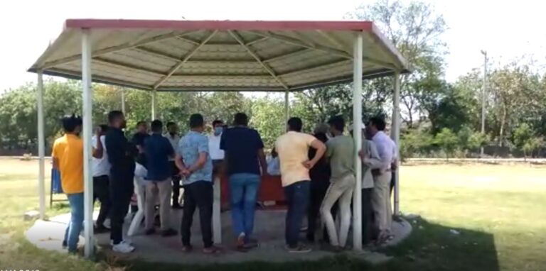 फरीदाबाद में स्थानीय लोगों ने किया हुड्डा प्रशासन का विरोध