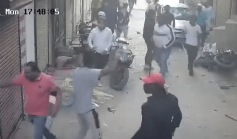 गाड़ियों में तोड़फोड़ और फायरिंग करने वालों की CCTV फुटेज आई सामने