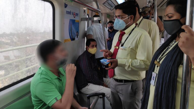 दिल्ली मेट्रो ने बढ़ाई सख्ती, बिना मास्क वालों के काटे चालान