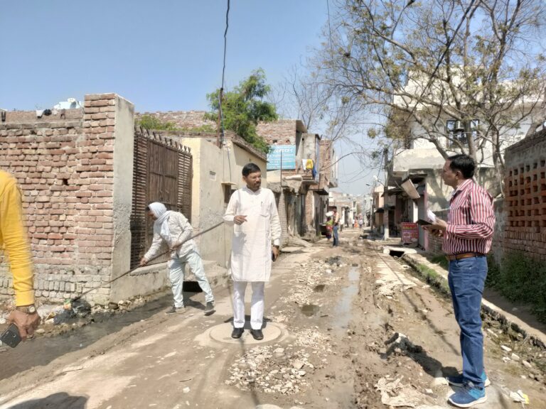 वार्ड 33N में नाले और नालियों का होगा परमानेंट इलाज, रोजाना दौरों से पर निगम पार्षद