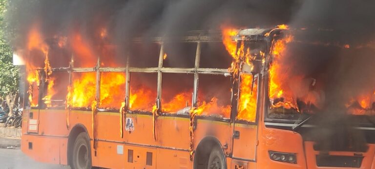 आजादपुर मंडी के पास DTC बस में लगी आग