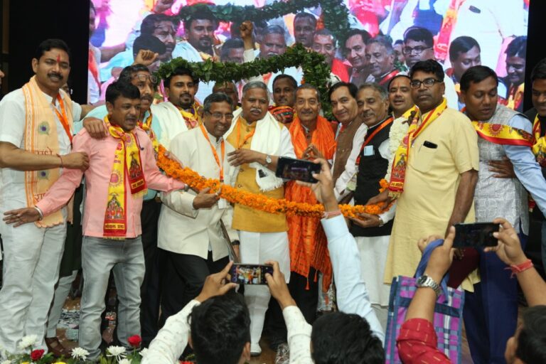 दिल्ली -अखिल भारतीय अग्रवाल सम्मेलन की नयी कार्यकारणी का शपथ ग्रहण समारोह सम्पन्न ,दिल्ली विधानसभा अध्यक्ष श्री रामनिवास गोयल ने  शपथ दिलाई