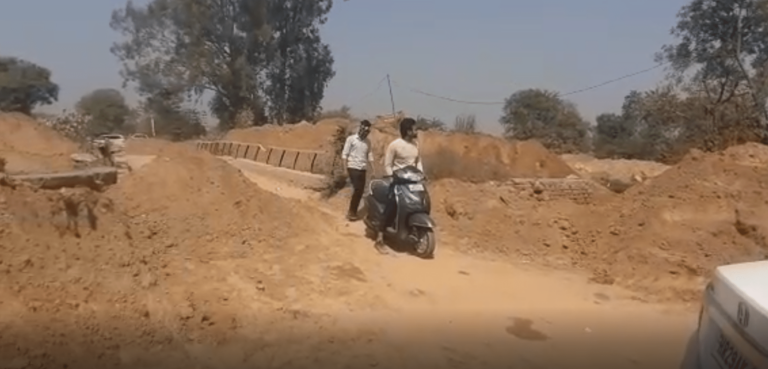 फिरोजपुर कला में बन रहा पुल लोगों के लिए बना जंजार
