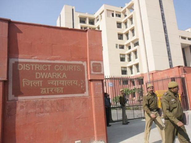 दिल्ली के द्वारका कोर्ट में गोलियों की बौछार, एक की मौत, वकील गिरफ्तार