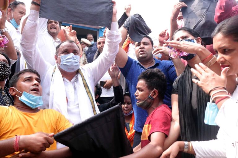सतेन्द्र जैन को भाजपा कार्यकर्ताओं ने दिखाए काले झंडे व ज़ोरदार विरोध प्रदर्शन :
