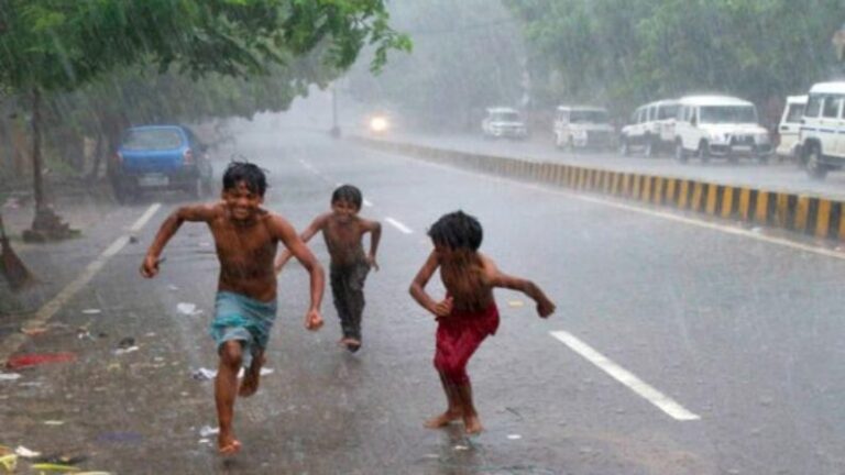 दिल्ली-NCR में हुई झमाझम बारिश, लोगों को गर्मी से मिली राहत