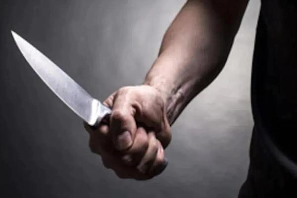 पूर्व पड़ोसी द्वारा विवाहित महिला की बच्चो के सामने चाकू मरकर की हत्या