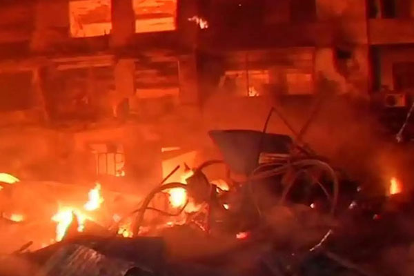 दिल्ली : कीर्ति नगर फर्नीचर मार्किट में लगी आग