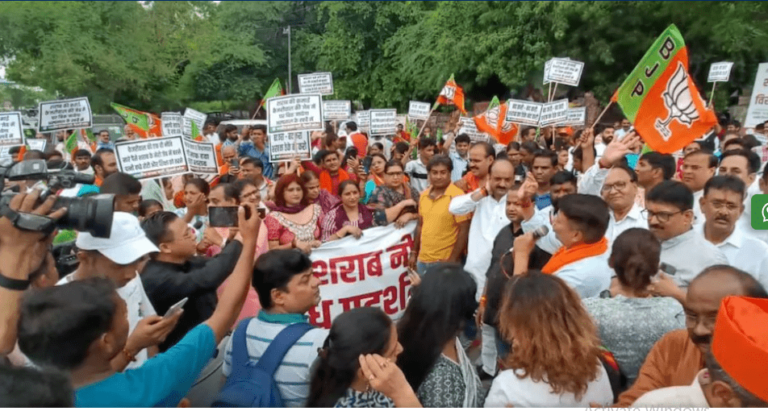 दिल्ली सरकार की नई एक्साइज पॉलिसी पर बवाल, मनीष सिसोदिया के घर BJP का हल्ला बोल…