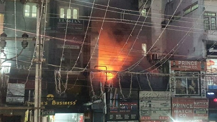 दिल्ली के चावड़ी बाजार की एक इमारत में लगी भीषण आग, लाखों का माल जलकर हुआ खाक
