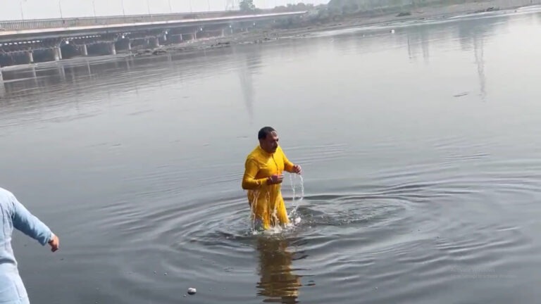 BJP अध्यक्ष Virendra Sachdeva ने Yamuna में लगाई डुबकी