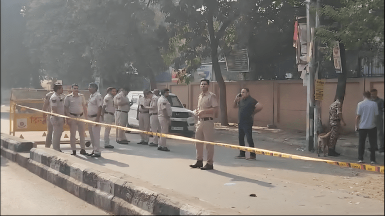 Delhi Rohini Blast: CRPF स्कूल के पास तेज धमाके से दहले लोग, खड़ी गाड़ियो और दुकानों के बोर्ड, और कांच के शीशे भी टूटे