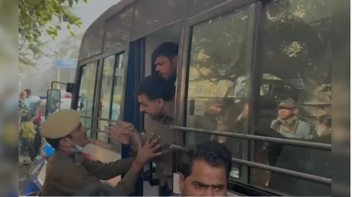 दिल्ली: झंडेवालान में MCD की तोड़फोड़ कार्रवाई के खिलाफ भड़का स्थानीय हंगामा