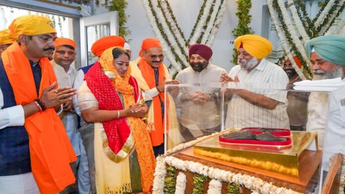 दिल्ली शहीदी दिवस, गुरु तेग बहादुर, शहीदी दिवस छुट्टी, रेखा गुप्ता सरकार, दिल्ली सरकार फैसला, गुरु तेग बहादुर दिवस, शहीदी दिवस 2023, भारतीय इतिहास, दिल्ली समाचार, छुट्टी की घोषणा, शहीद का सम्मान, दिल्ली में छुट्टी, गुरु तेग बहादुर शहीद, शहीदों की याद, सरकारी घोषणा, ऐतिहासिक दिवस, शहीदों की शहादत, दिल्ली की राजनीति, शहीदों की विरासत