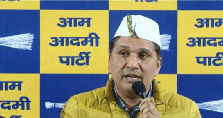 “कच्ची कॉलोनी में रहना गुनाह नहीं”: आशीष सूद के बयान पर AAP का पलटवार