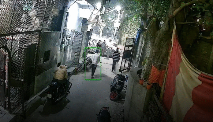 दिल्ली में सनसनीखेज वारदात: युवक को दौड़ाकर चाकू से गोद डाला, दिल दहला देने वाला VIDEO सामने आया