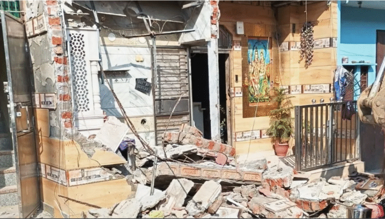 MCD Action: ड्रग माफिया अल्का के अवैध साम्राज्य पर चला बुलडोज़र, परिवार पर 57 केस