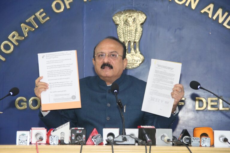 दिल्ली में आवारा कुत्तों की समस्या पर सियासी संग्राम, फेक न्यूज फैलाने पर मुकदमे की चेतावनी