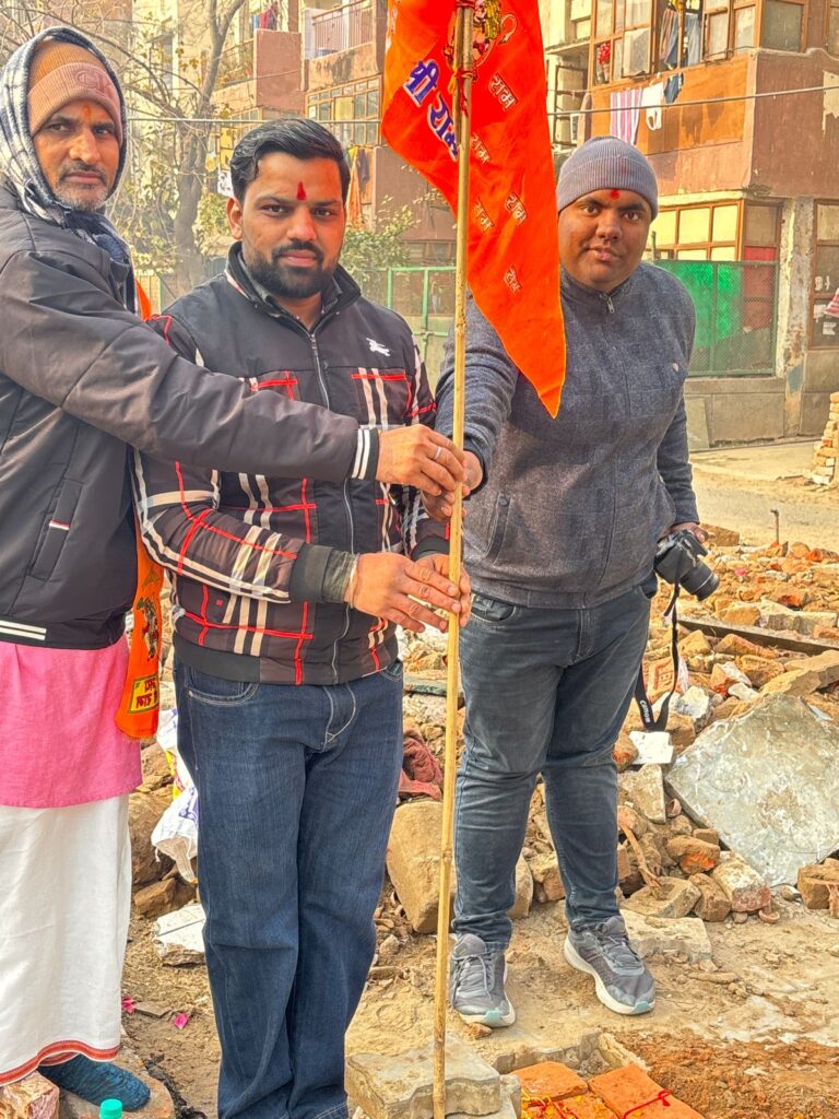 आस्था की अटूट शक्ति: तिमारपुर में गिरे मंदिर के मलबे से उपजी सामाजिक एकता की नई मिसाल