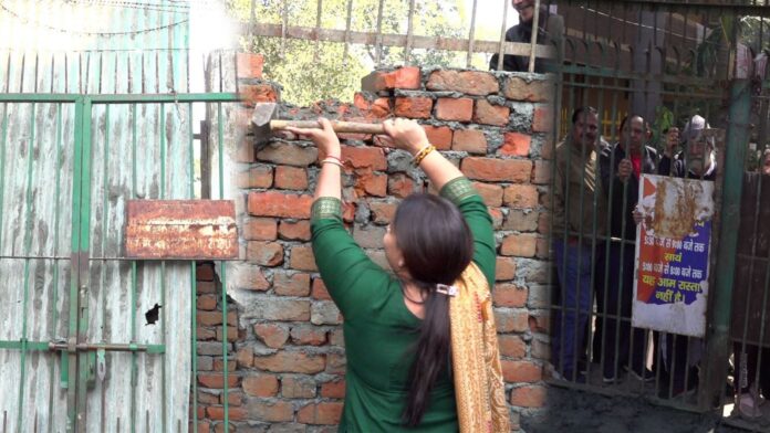 DDA की मनमानी पर चला विधायक का हथौड़ा: अशोक गार्डन के बंद गेट तोड़े, दीवार ढहाई